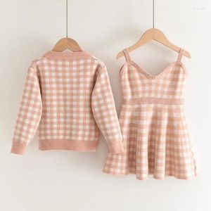 Ensembles de vêtements 2024 Spring Autumn Children's Trined Set Girl's Cheadred Coat Suspender Robe Two-Piece