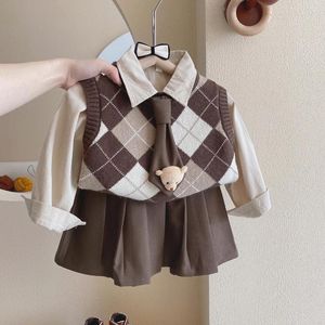 Ensembles de vêtements 2024 Spring Autumn Kids Girls 2pcs College Style Clothes Set Cotton Shirts Cartoon Vest Pleeted Jirts Suit Baby Outfits