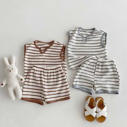 Ensembles de vêtements 2024 Summer Kids Clothing Set T-shirt Striped Tee et Shorts 2pcs Boys Clets Vintage Girls Clothes Set H240425