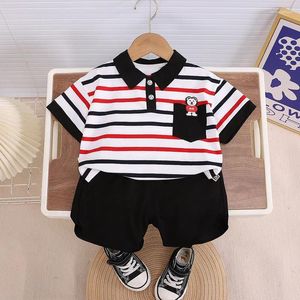 Ensembles de vêtements 2024 Summer Kids Fashion Cartoon Striped Town-Down Coll Col à manches courtes T-shirts et shorts 2pcs