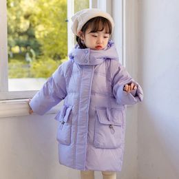 Kledingsets 210Y Winterkindermeisjesjas Warm 90 Witte eenddonsjack Losse lange en bovenkleding Winddicht Houd sneeuwpakkleding 231123