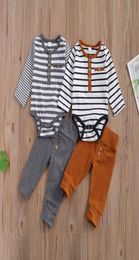 Conjuntos de ropa 2 uds Baby Boy 018M traje informal cuello redondo manga larga mameluco a rayas Color sólido botón decoración pantalones sueltos S7877842