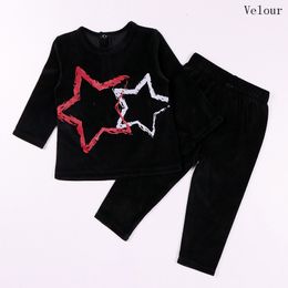 Ensembles de vêtements 2pcs bébé vêtements manches longues haut et pantalon ensemble enfants décontracté avec design étoile enfants noir velours mode 230203