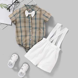 Kledingsets 2 stks kleding set pasgeboren babyjongen boog korte mouw bodysuit+witte overalls mode herenpak voor peuterjongen 3-24 maanden y240515