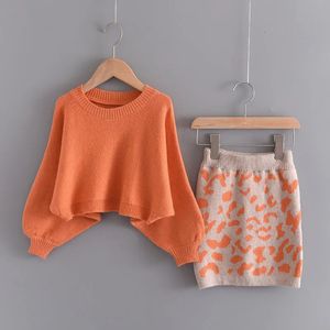 Ensembles de vêtements 2pcs filles décontracté pull en tricot thermique imprimé léopard jupe en tricot ensemble pour la fête d'hiver orange 230927