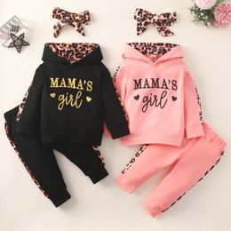 Kledingsets 3 pc's geboren broek Set babymeisjes Luipaard brief hartprint lange mouw sweatshirt broek met lange mouwen bowhirts booghoofdband 221007