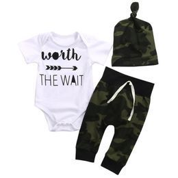 Kleidungssets 3-teiliges Set für geborenes Baby, Baumwolle, Weiß, Langarm, Strampler, Tarnung, Hose, Hut, Armeegrün, Säuglingskleidungsset