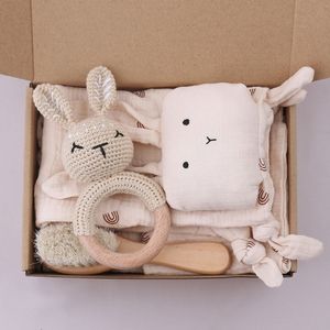 Kleding Sets 5 Stuks Baby Speelgoed Geschenken Houten Gehaakte Rammelaar Bijtring Washandje Zuigelingen Voeden Slabbetje Sussen Handdoek Haar Borstel 230715