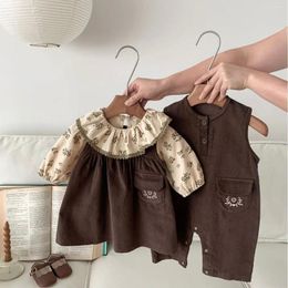 Ensembles de vêtements 7122 Vêtements pour bébés Pantalon à bretelles en velours côtelé Automne 2024 Fille coréenne ou jupe à bretelles Chemise à bascule