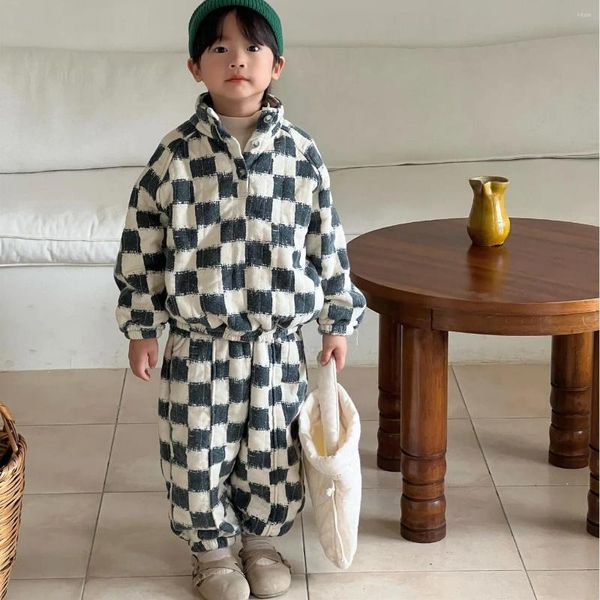 Conjuntos de ropa 8268 Conjunto para niños coreanos 2023 Traje de invierno para bebés Traje de terciopelo engrosado Top Pantalón Cálido para niñas de dos piezas