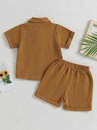 Kledingsets Schattig 2-delige Toddler Boy S Outfit Solid Color Korte Mouw Button Down Shirt en Elastische taille shorts voor casual comfort