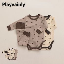 Ensembles de vêtements Automne Baby Boy Girl Pyjamas Star Moon Imprimer Oneck Pull à manches longues BodyPantsCap Born Home Wear Nightgown E21635 230919