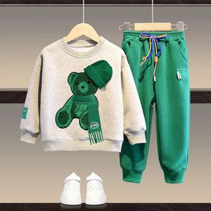 Kledingsets Herfst babymeisje jongenskledingset Kinderen Sport Cartoon Beer Sweatshirt Top en broek Knoop Tweedelig pak Katoenen trainingspak 230927