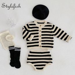 Ensembles de vêtements en automne garçons et filles pour bébés et filles polyvalentes couche à rayures en coton en coton en coton en coton veste en deux pièces