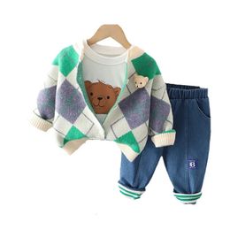 Kledingsets Herfst peuter babyjongen herfst winter outfits gebreide gebreide geruite jassen T-shirts met lange mouwen tops broeken 3-delige kledingset 231201