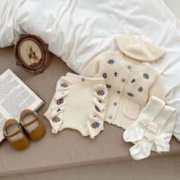 Комплекты одежды осень-зима, одежда для маленьких девочек 0-3 лет, детский вязаный свитер с длинными рукавами и цветочной вышивкой, шаровары, шорты, верхняя одежда 231215