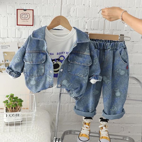 Ensembles de vêtements Automne2023 Infant Baby Boy 3PCS Vêtements Set Imprimé Denim Veste Manteau Costume Ours Top Taille Élastique Jeans Pantalon Enfants Outfit 231031