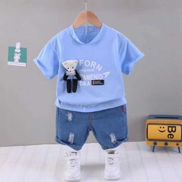 Kledingsets Baby Boy Summer Childrens Clothing Cartoon O-Neck Pull Up Short Meved T-shirt Top en denim shorts Koreaanse kledingset J240518