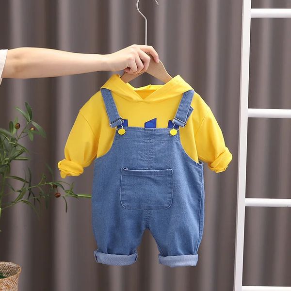 Ensembles de vêtements Bébé Garçons Printemps Automne À Manches Longues Lettre Hoodei Pull Bavoir Jeans Pantalon 2pcs / s Pour Les Filles 1-5 Ans Tenues Mode 231016