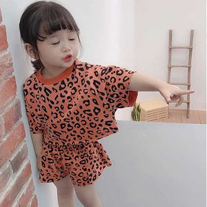 Kledingsets Babykleding Kinderlijnen Zomer Koreaanse top- en bodem kinder 2-delige set Girl 2023 Casual kledingset Leopard Print kort shirt Q240517