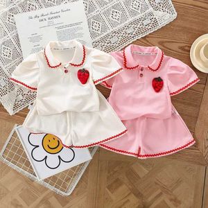 Kledingsets Babymeisjes Kleding Zomer gebreide poloshirt en shorts 2-delige set 3D Aardbeien Decoratieve katoenen sportkleding voor kleuterschoolmeisjes WX