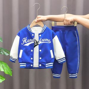 Kledingsets Baby knappe sporthonkbaluniform driedelige vestjacks lente en herfst babyjongens en meisjes Koreaans pak 230818