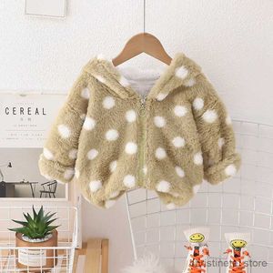 Kledingsets Baby pluche jas Winter Nieuwe baby fleece katoenen kleding Baby gewatteerde warme capuchon Kids Faux Casual jaren R231127