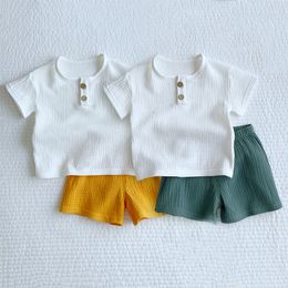 Kleding Sets Baju Bayi Laki Laki Perempuan Atasan Solid Katun Lembut Musim Panas Kaus dan Celana Pendek Olahraga Baru Lahir Setelan 230328
