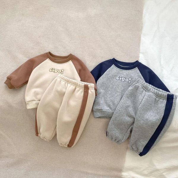 Conjuntos de ropa Born Baby Girl Boy Fleece dentro de la ropa Set Sudadera con capucha Pantalón Niño Traje de invierno Casual Carta Jersey 3-24M
