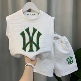 Kledingsets Boutique Desginer Baby Boys Summer Mouwee pullover shirt en broek 2 stks voor kinderen 28 jaar Casual Sport Set 230512