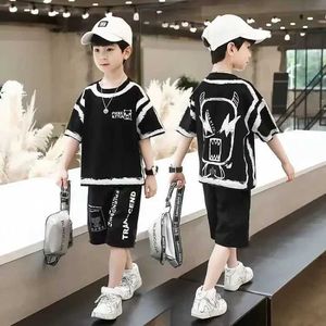 Kledingsets Boys 2023 Nieuwe zomerset 2-14 jaar oude jongens cool 2 stks korte mouw t-shirt+broek set Childrens Street Clothing Q240517