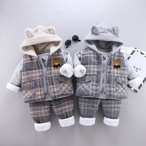 Ensembles de vêtements Costume d'ours de dessin animé pour garçons et filles Pull à capuche pour enfants Gilet trois pièces avec vêtements de sport thermiques épaissis en peluche 231019