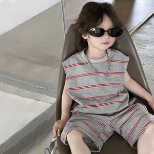 Ensembles de vêtements Boys Suit 2024 Summer Korean Style Striped Cool Vest Shorts Two Piece sans manches Pantalons Five Quarter Enfants