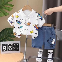 Ensembles de vêtements Boys Set Été Souet coréen Vêtements Baby Cartoon Print T-shirt Flip Neck et deux vêtements pour bébé J240518