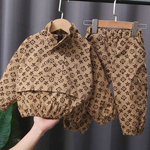 Kledingsets Kinderen 4 Babyjongenskleding 5 jaar Peuter Boetiekoutfits Mode Print Gesplitste jassen en broeken Kinderen Bebes Joggingpakken Trainingspakken Designer 56