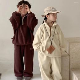 Set di abbigliamento Set per bambini 2024 Inverno Lettere in tinta unita Completo da due pezzi per ragazzo Pantaloni con cerniera per il tempo libero