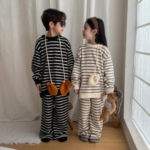 Ensembles de vêtements Ensemble pour enfants 2024 Automne Hiver Style coréen Rayé Brodé Homewear Garçons et filles Deux pièces Pyjamas décontractés