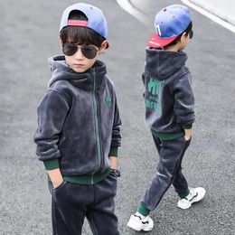 Ensembles de vêtements Ensemble pour enfants Double face Velvet Lettre de mode à capuche 2pcs Sweats à capuche Manteau Pantalon Enfants Garçons Survêtement pour automne hiver 231207