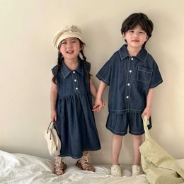 Vêtements Ensembles pour enfants Vêtements Childrens Summer Denim Set Boys 2024 Nouveaux filles de style coréen décontracté Dress Brothers Sisters Clothing Fashion D240514