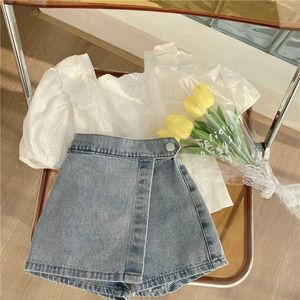Kledingsets Childrens Clothing Set Nieuwe zomermeisje mode kanten shirt top en denim shorts Korean Childrens Casual Pants Jeans 2-delige 2-7yl240502