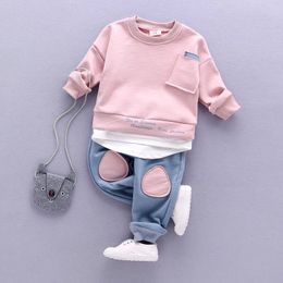 Ensembles de vêtements pour enfants ensemble coton à manches longues printemps et automne garçons poche TshirtTrouser ensemble 2PC garçons sweat-shirt décontracté 230329