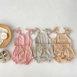 Kledingsets schattige babymeisjes kledingset zomer katoen geribbelde band shirt+ruches kanten bloeiers kinderen outfits baby spul 6m 12m 24m h240425