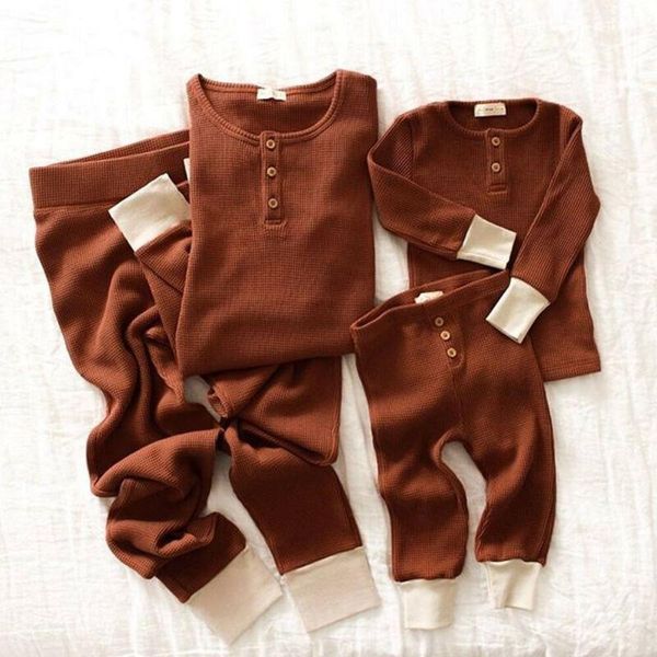 Ensembles de vêtements mignons en tout-petit vêtements bébé 2pcs Fashion Girl Boy Couleur solide petit bouton T-shirt Tops Pantalon Pantal