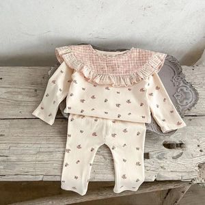 Ensembles de vêtements Deer Jonmi Style coréen Printemps Automne Né Bébé Filles Cerise Imprimé Pyjamas À Manches Longues Hauts Pantalons Volants Bavoirs 3pcs