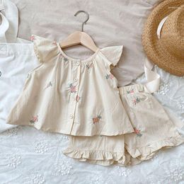 Conjuntos de ropa Conjunto de pantalones cortos florales bordados para niñas Manga voladora Tops sueltos Camisas Pantalones fruncidos Dos piezas Traje suave de verano para niños