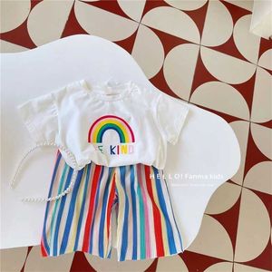 Kledingsets Familie Matching Outfits Baby Summer Set Childrens Top en Bottom Set Nieuwe Girl Leuke T-shirt Rainbow Ploeged broek met kort mouwen