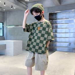 Kleding Sets Fashion Musim Panas Remaja Laki Laki Lengan Pendek Kaus Kotak Kotak Celana Pullover Pakaian Streetwear Dengan Untuk Baju Anak 230516