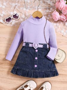 Kledingsets Girl's schattige gekleurde Turtleneck top met meerdere knopen en geplooide rok hartriem