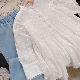 Conjuntos de ropa Set de niñas 2024 Spring/Summer Coreano Corea Edición Temperamento de ropa para niños Camisa blanca Jacquard Vestido Denim Pantalones acampanados