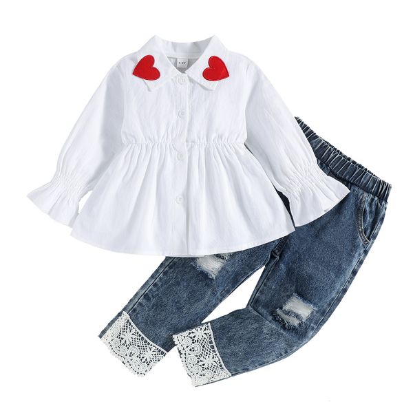 Ensembles de vêtements Enfants Bébés Filles Casual Deux pièces Ensemble de vêtements Blanc Motif Coeur Boutonné Col Hauts Peplum et Dentelle Ourlet Jeans 1 6T 221118